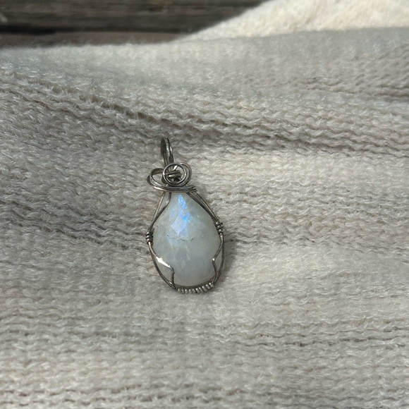 Sterling silver moonstone pendent. - Picture 7 of 8